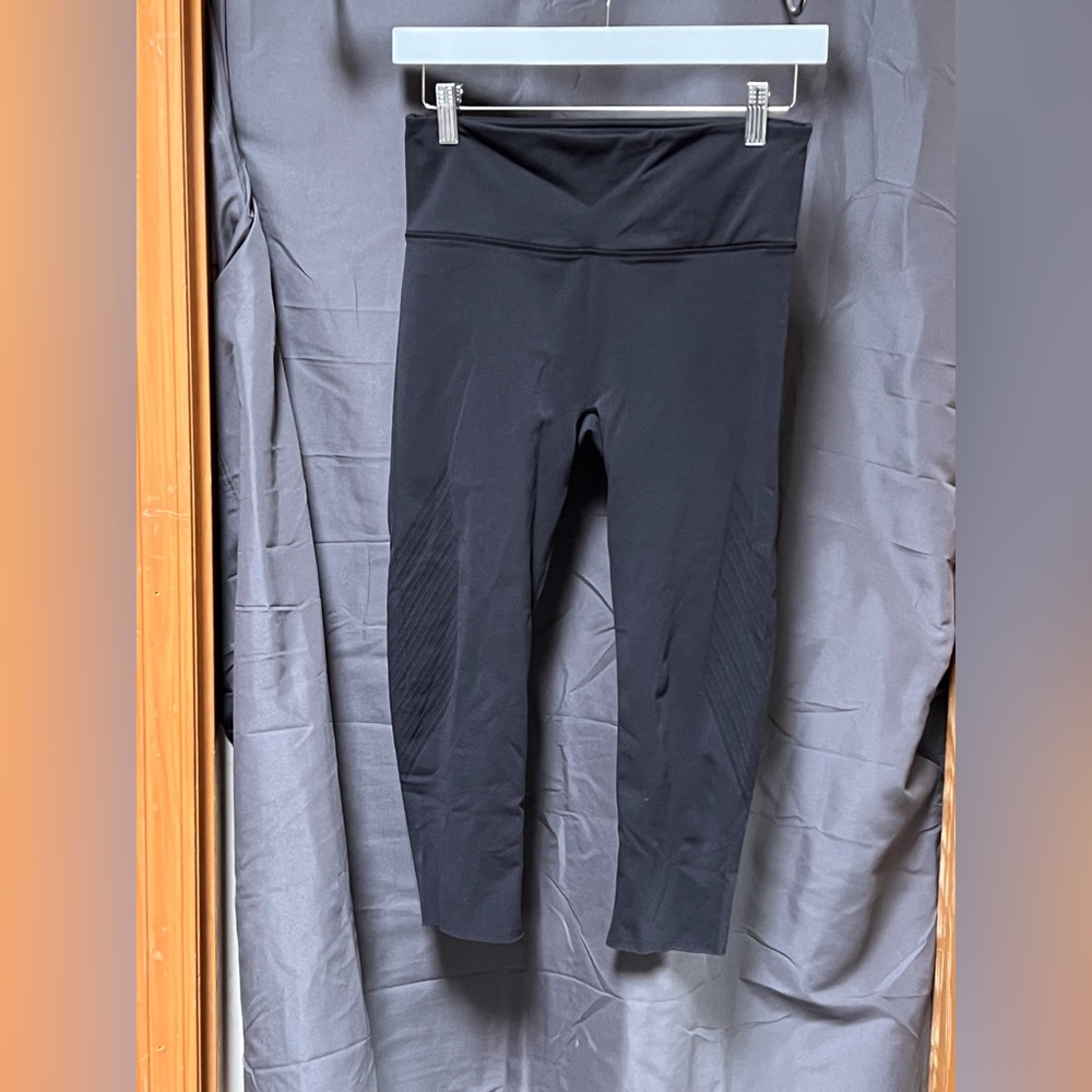 Lululemon crop seamless leggings
Waist 13.5” inseam 17”
Black with mesh